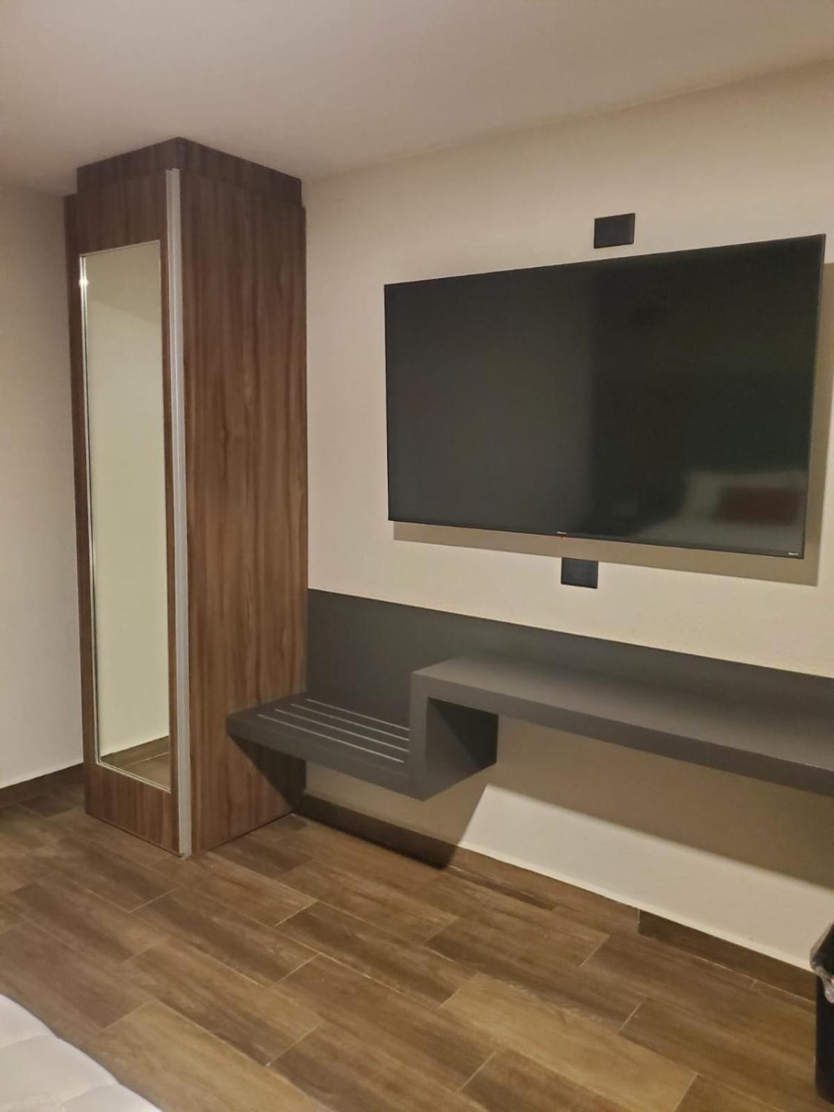 Hotel Granada ปวยบลา ภายนอก รูปภาพ